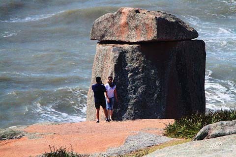O grande atrativo do local é acerca da formação e equilíbrio da pedra - Foto:Geraldo Gê/Prefeitura de Laguna/Divulgação/Notisul