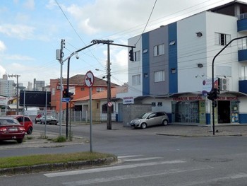 Um dos novos equipamentos foi instalado Av. Pedro Zapelini, esquina com a Rua Rui Barbosa. - Foto: Silvana Lucas/Notisul.