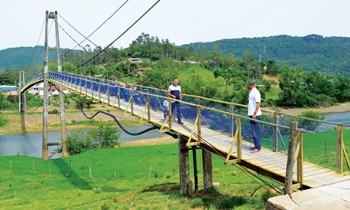 Ponte pênsil é liberada para comunidade 