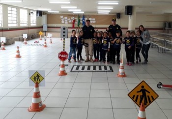 Alunos de escola pública de Tubarão recebem orientações da PRF sobre trânsito