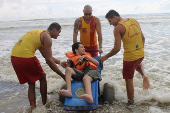 Programa Praia Acessível permite banho de mar para pessoas com deficiência física