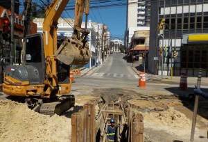 Frentes de trabalho encontram interferências no solo